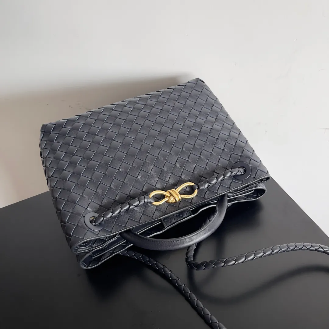 The 2023 new Andiamo batch of 2260 BV has been shipped‼ ️Really popular🔥The new Andiamo woven handbag launched by Bottega Veneta this season is really popular all over the world! ! Celebrities at home and abroad have worn it, and Oscar-winning actress Michelle Yeoh has taken it out on the street. Song Jia, Trai Yara, Yu Feihong, Sanji Ayaka, Rosie Hunting-Whiteley, Yoshioka Riho, etc. have all picked up this bag. It is classic and versatile, showing off its temperament, and the bag capacity is also large, which is very convenient for daily commuting! ! A variety of carrying methods, the shoulder straps can be adjusted by yourself, the original lambskin feels soft and delicate, and the unisex style breaks the gender boundaries and brings a more practical and long-lasting use experience. Andiamo, which has both elegant and casual styles, perfectly interprets the true appearance of "fashionable old money style". Style number: 743572 Size: 32*24*12